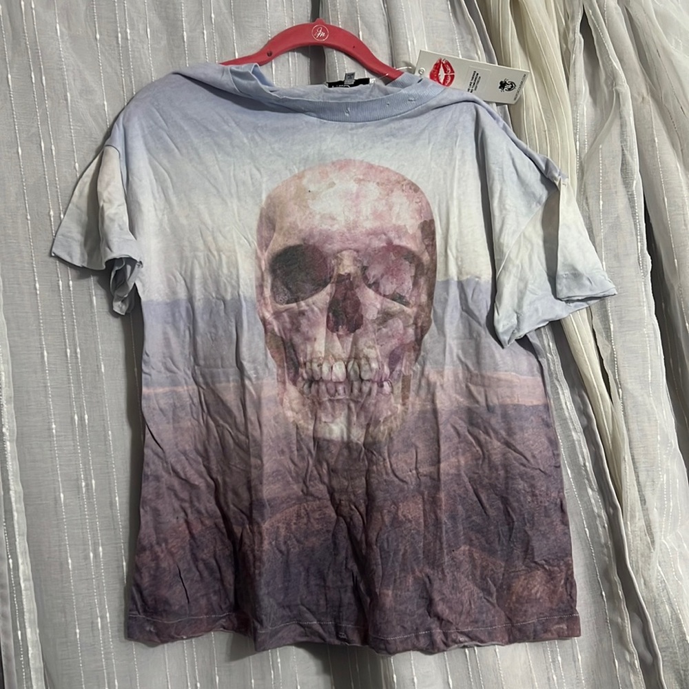 BNWT Wildfox skull tee RARE -awesome